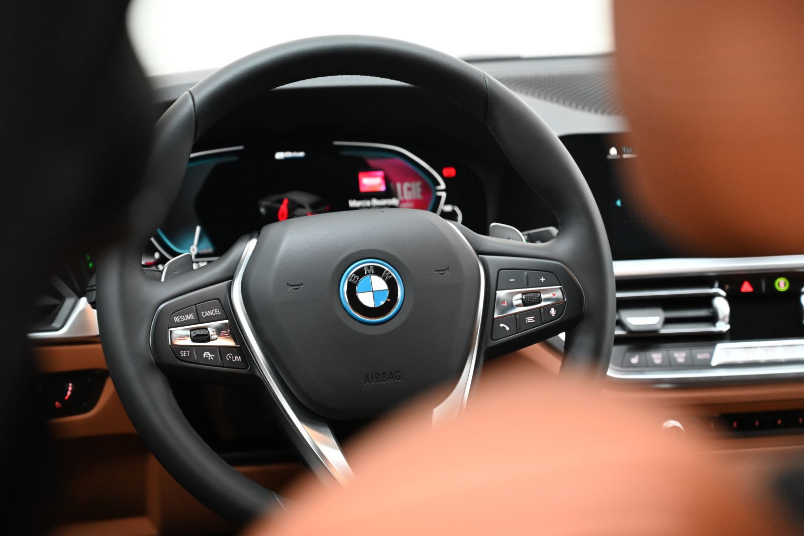 JNS Motors | BMW 330e Sport Line Automaat – Phytonic Blauw met Cognac Lederen Sportinterieur – Slechts 60.000 km
