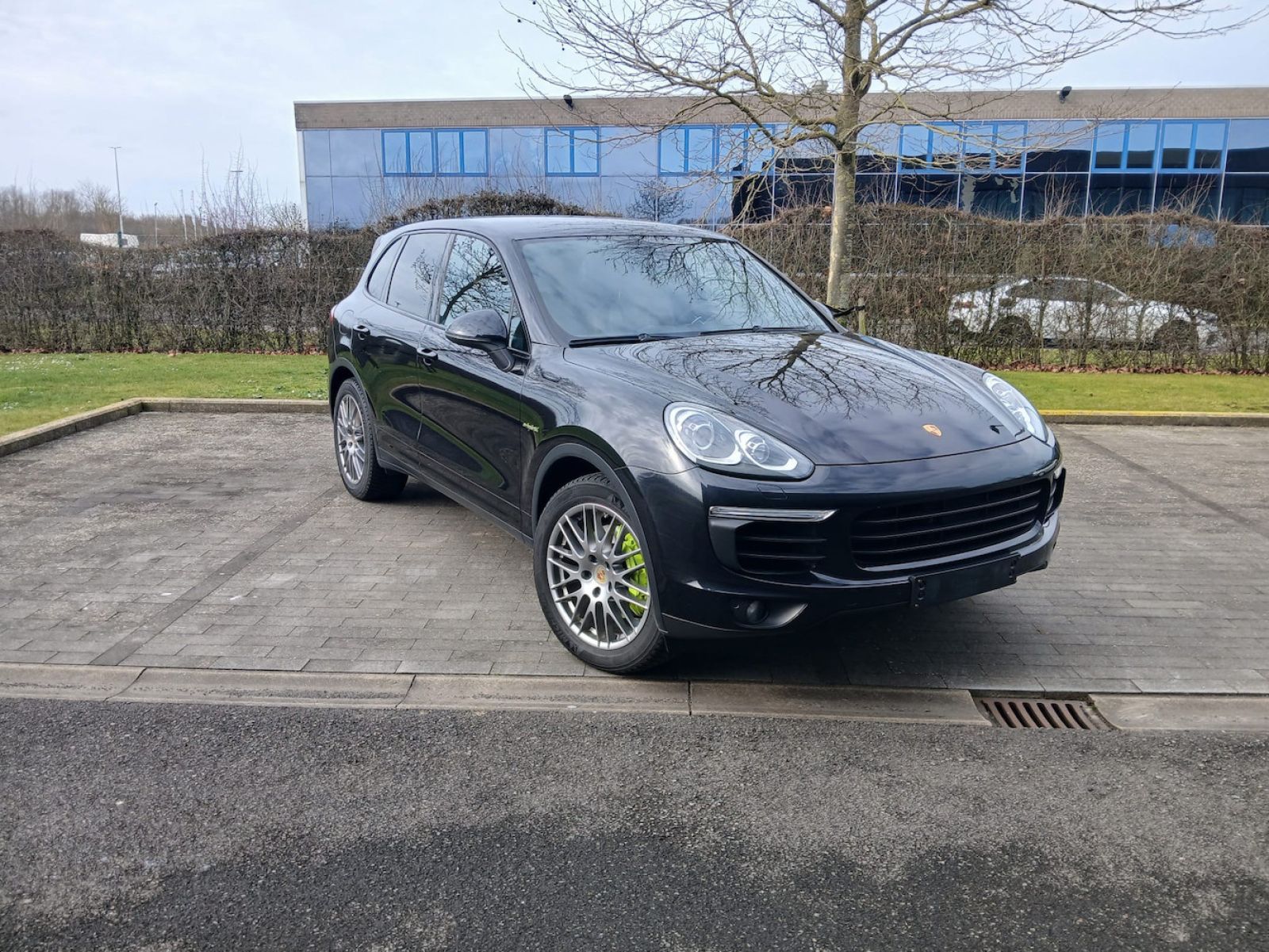 JNS Motors | Porsche Cayenne 3.0i Hybride 2016 Export
