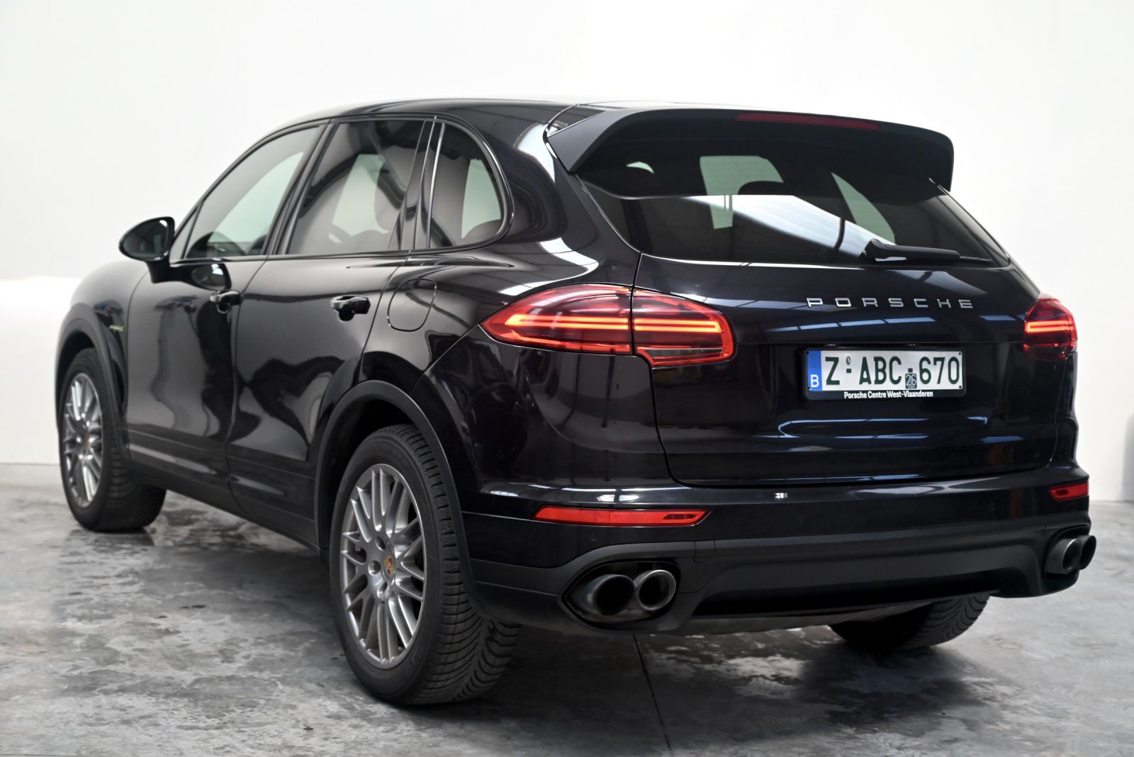 JNS Motors | Porsche Cayenne 3.0i Hybride 2016 Export  