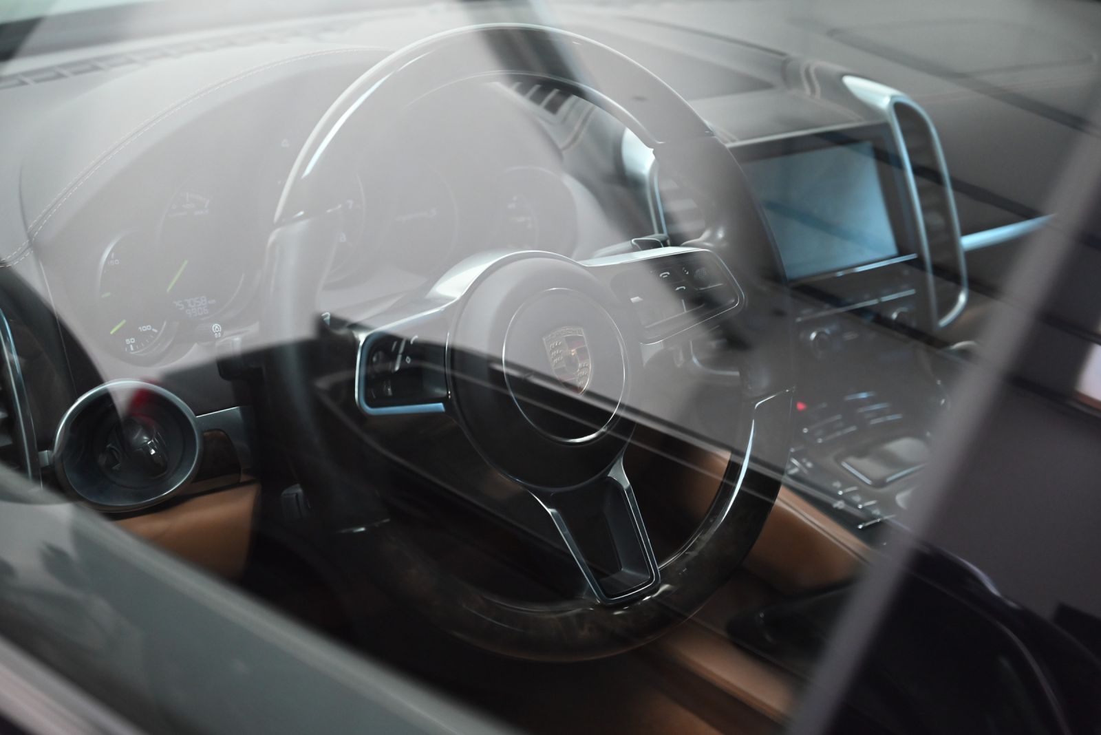 JNS Motors | Porsche Cayenne 3.0i Hybride 2016 Export  