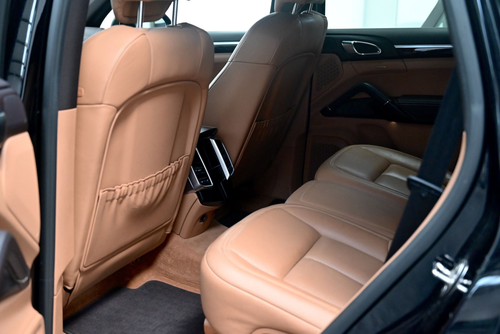 JNS Motors | Porsche Cayenne 3.0i Hybride 2016 Export  