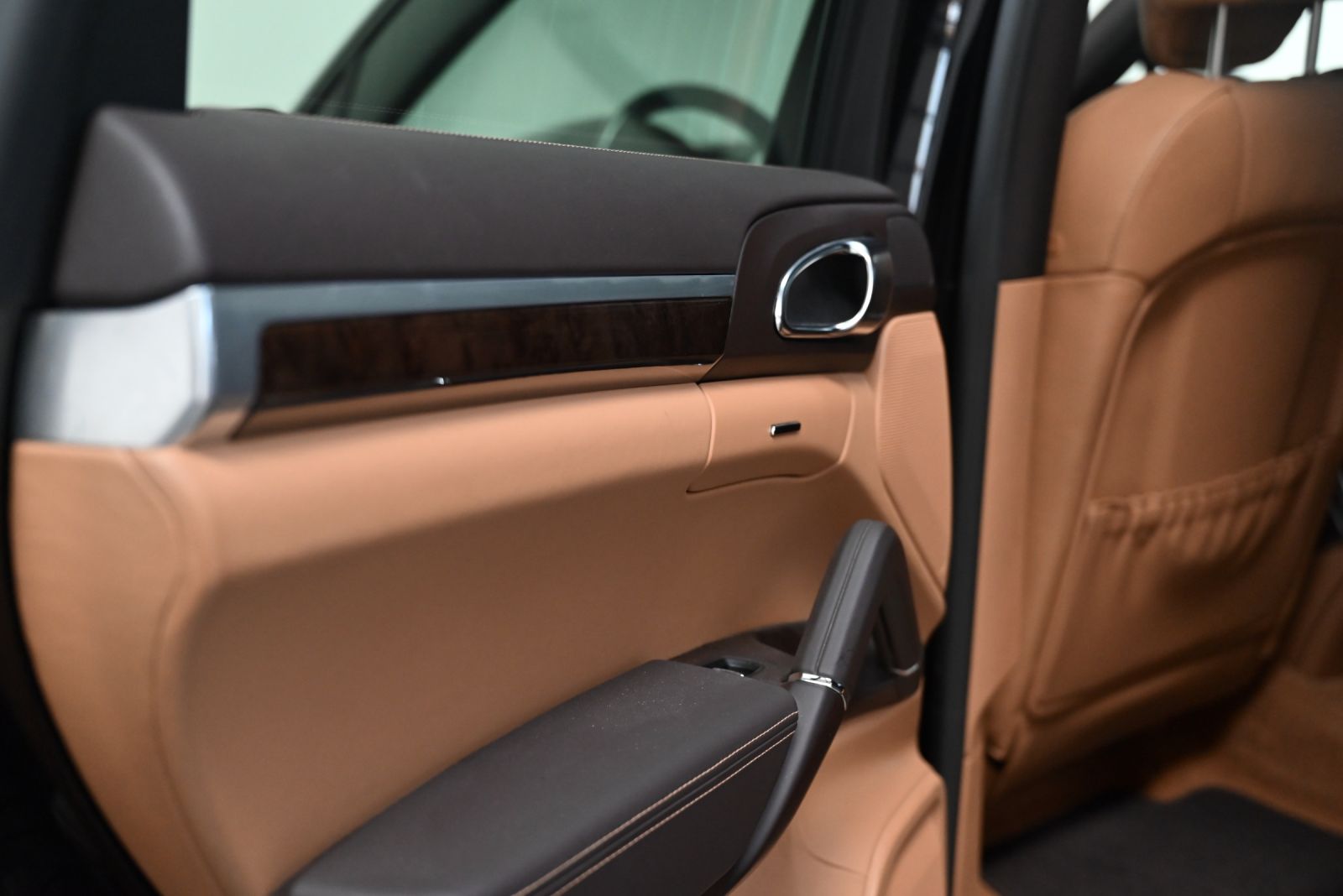 JNS Motors | Porsche Cayenne 3.0i Hybride 2016 Export  