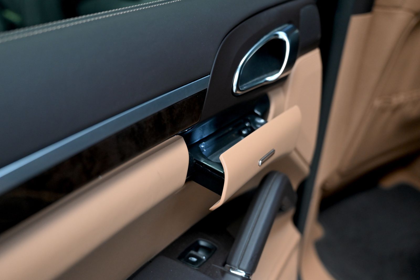 JNS Motors | Porsche Cayenne 3.0i Hybride 2016 Export  