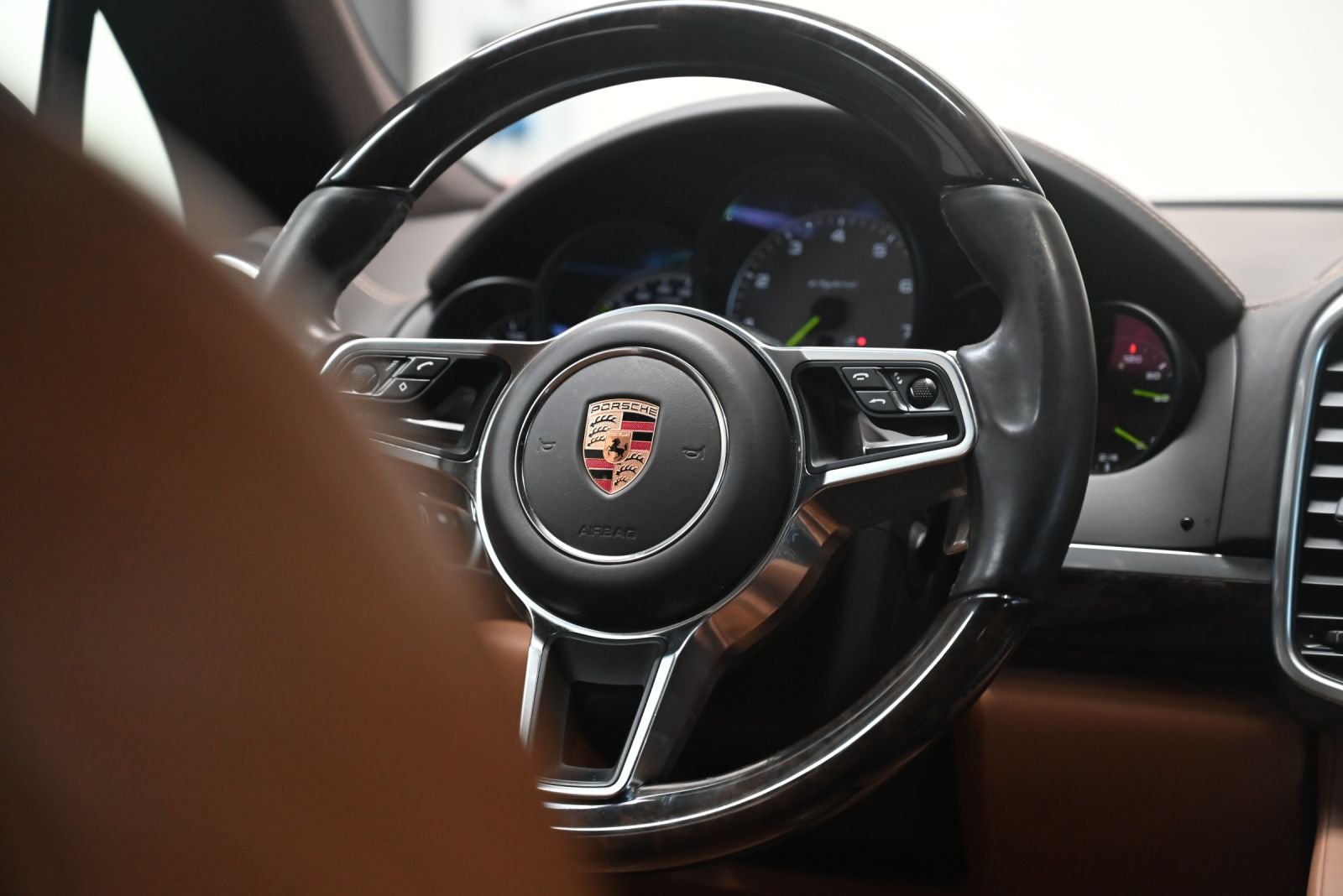 JNS Motors | Porsche Cayenne 3.0i Hybride 2016 Export  