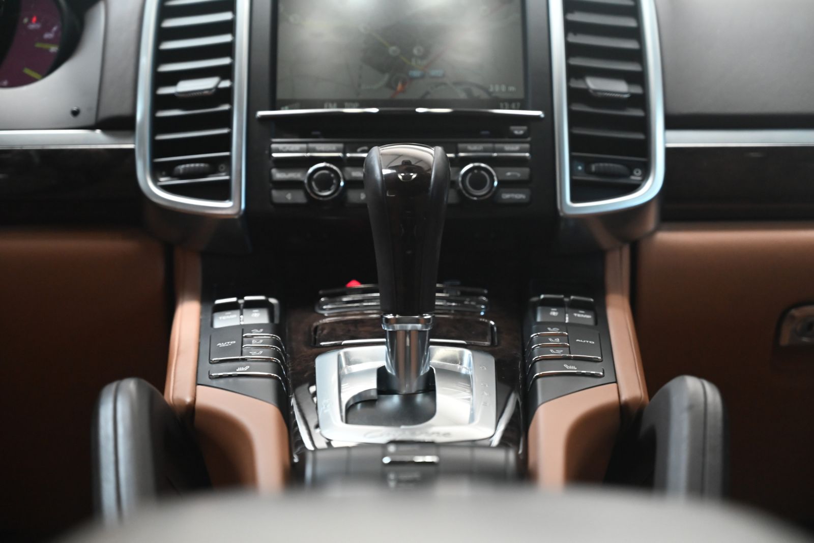 JNS Motors | Porsche Cayenne 3.0i Hybride 2016 Export  