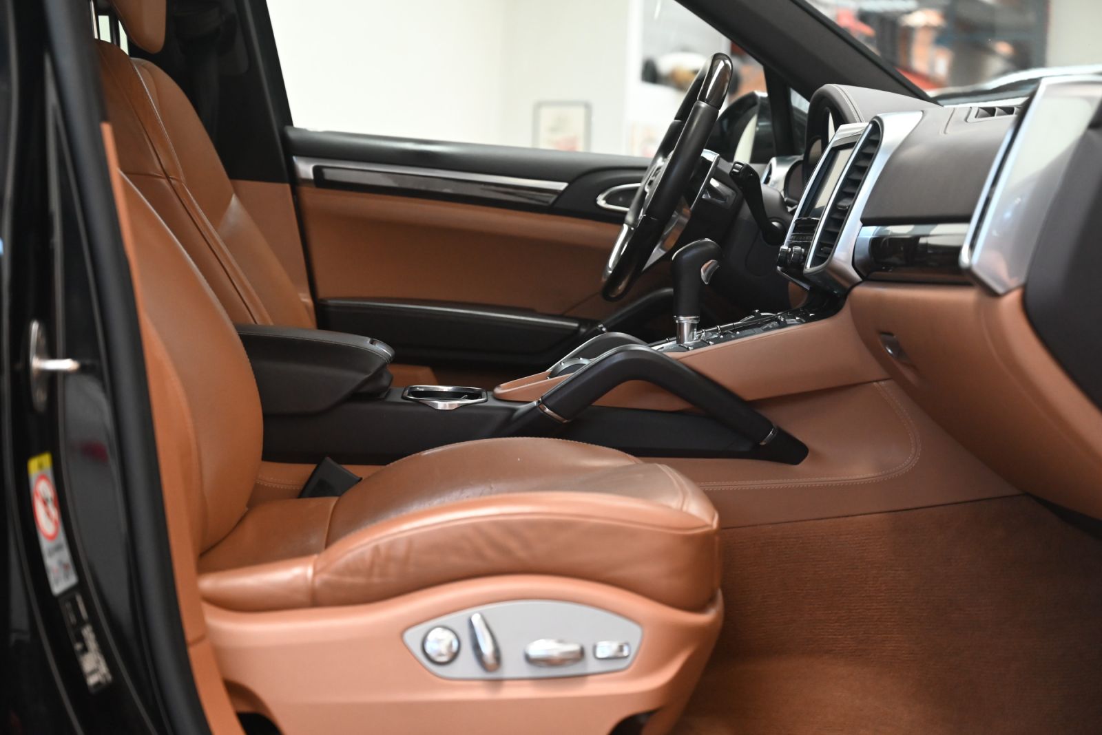 JNS Motors | Porsche Cayenne 3.0i Hybride 2016 Export  