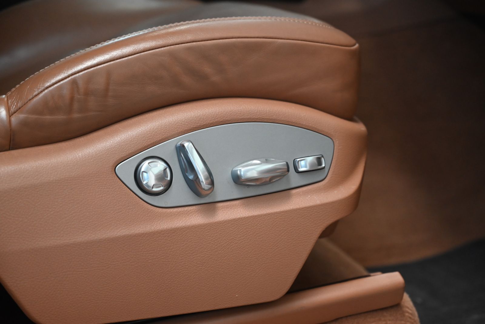 JNS Motors | Porsche Cayenne 3.0i Hybride 2016 Export  