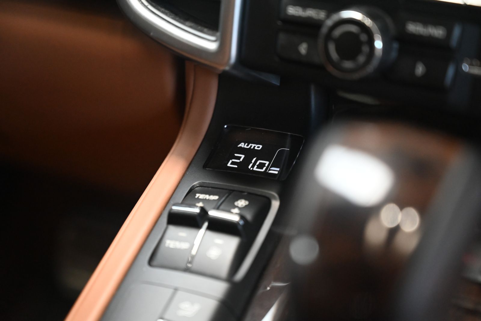 JNS Motors | Porsche Cayenne 3.0i Hybride 2016 Export  