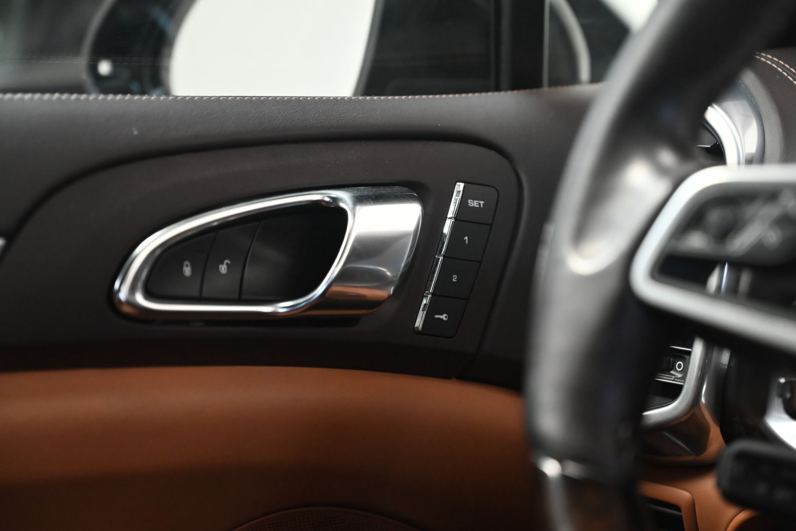 JNS Motors | Porsche Cayenne 3.0i Hybride 2016 Export  