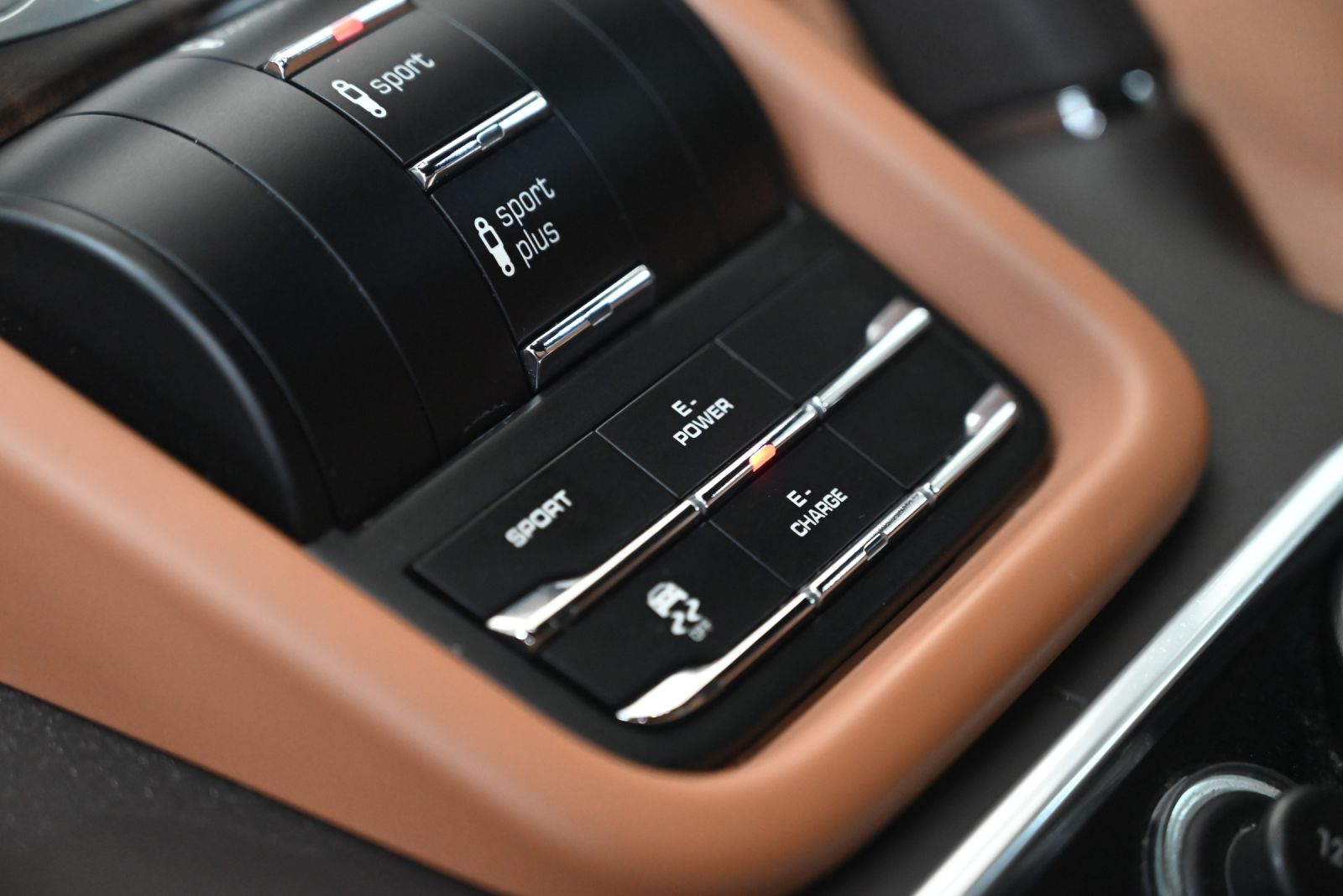 JNS Motors | Porsche Cayenne 3.0i Hybride 2016 Export  