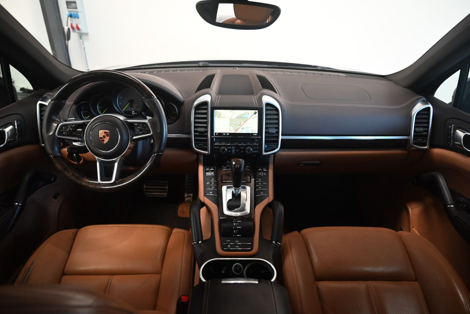 JNS Motors | Porsche Cayenne 3.0i Hybride 2016 Export  