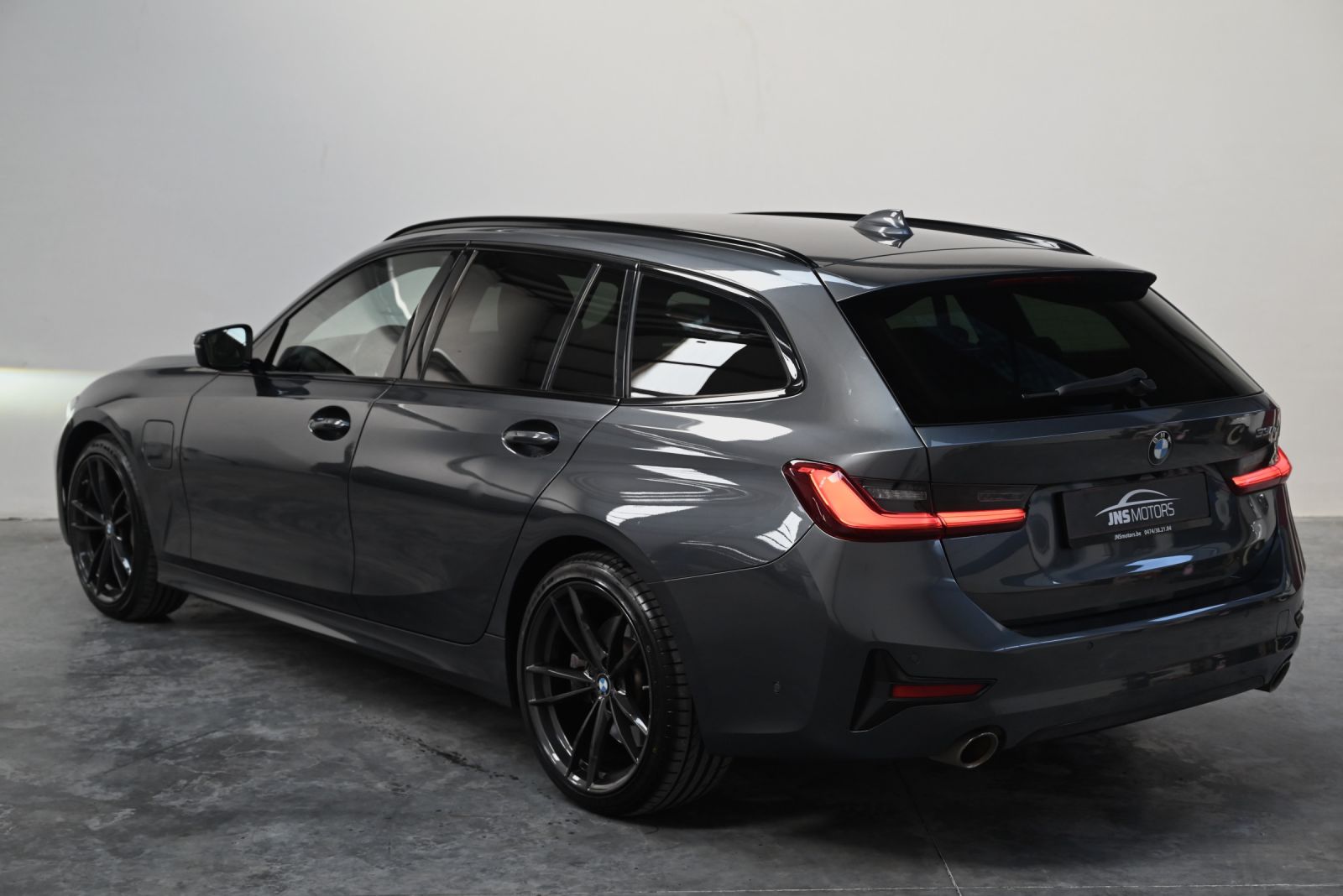 JNS Motors | BMW 330e Touring Plug-in Hybrid (2021) – Belgische 1e eigenaar – Uitgebreid uitgerust   