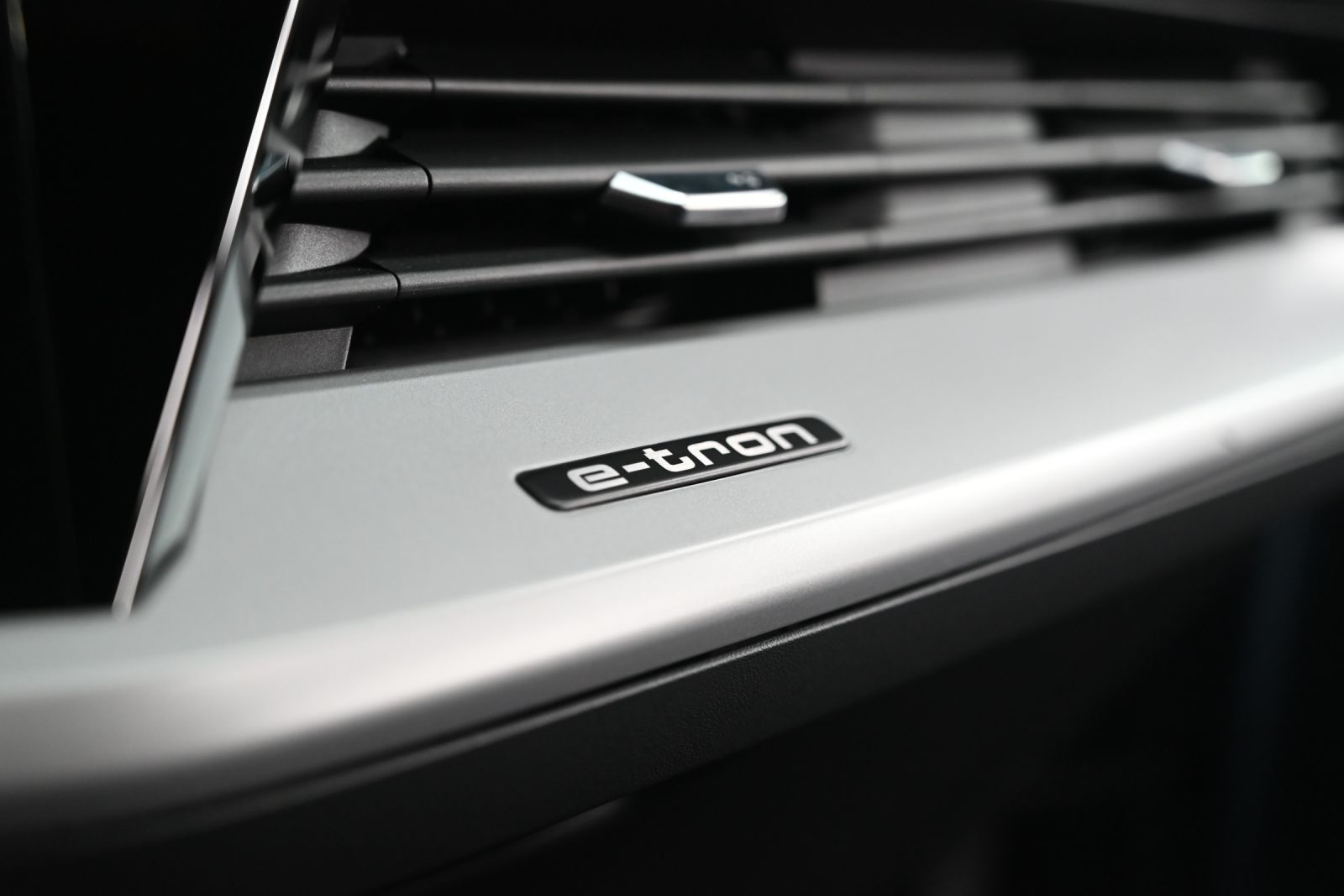 JNS Motors | Audi Q4 E-tron 45 Attraction 2024 8000km