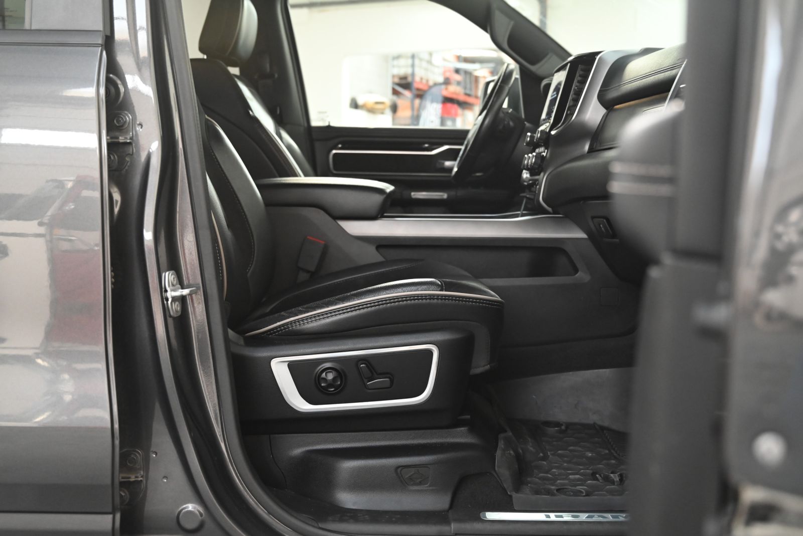 JNS Motors | Dodge RAM 1500 Laramie 5.7 V8 LPG (2020)