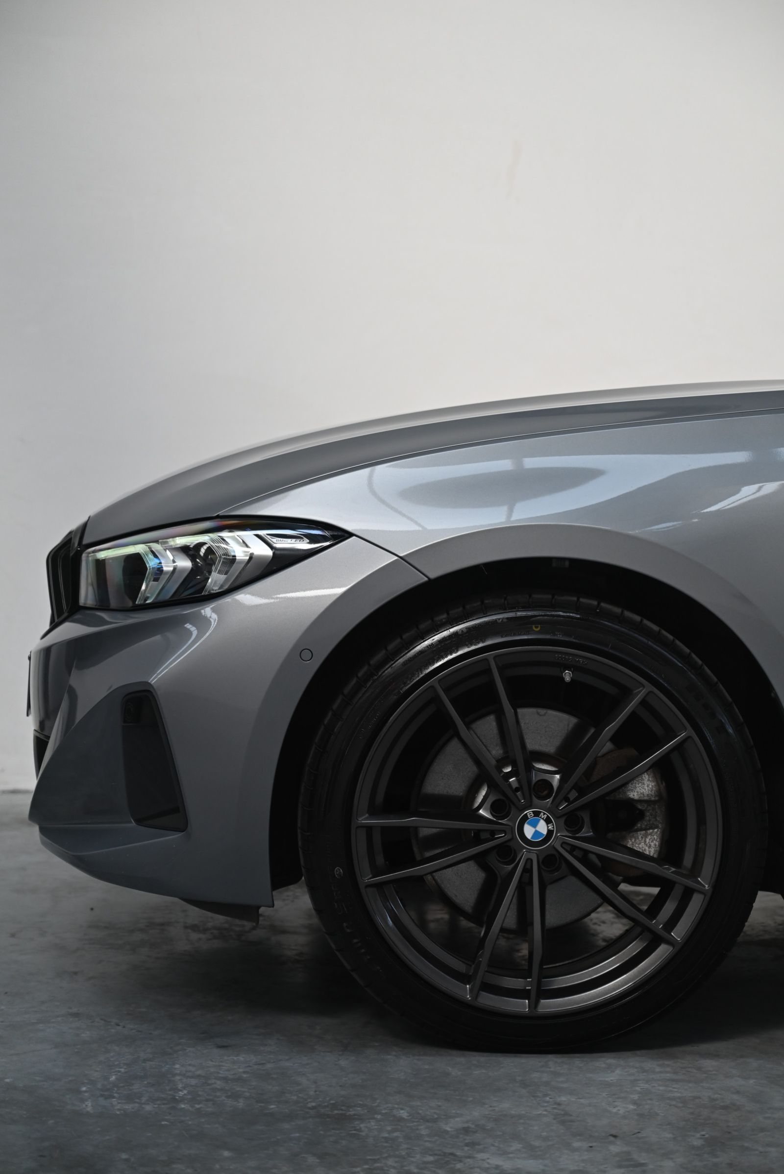 JNS Motors | BMW 3 Reeks Touring Facelift 2022 — Skyscraper Grau — BTW aftrekbaar