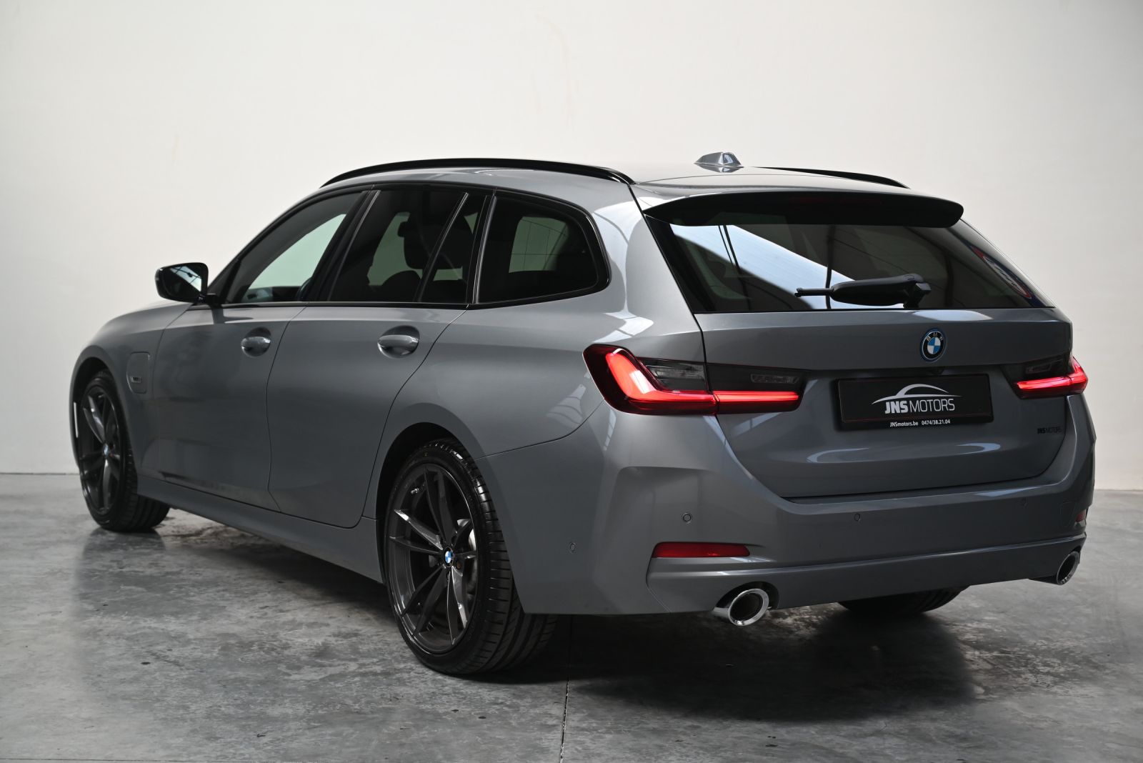JNS Motors | BMW 3 Reeks Touring Facelift 2022 — Skyscraper Grau — BTW aftrekbaar