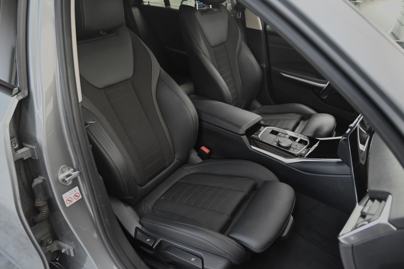 JNS Motors | BMW 3 Reeks Touring Facelift 2022 — Skyscraper Grau — BTW aftrekbaar