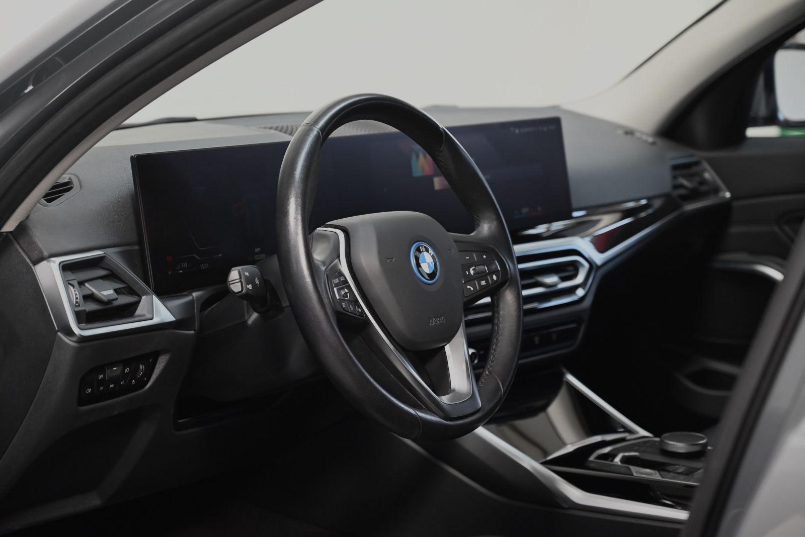 JNS Motors | BMW 3 Reeks Touring Facelift 2022 — Skyscraper Grau — BTW aftrekbaar