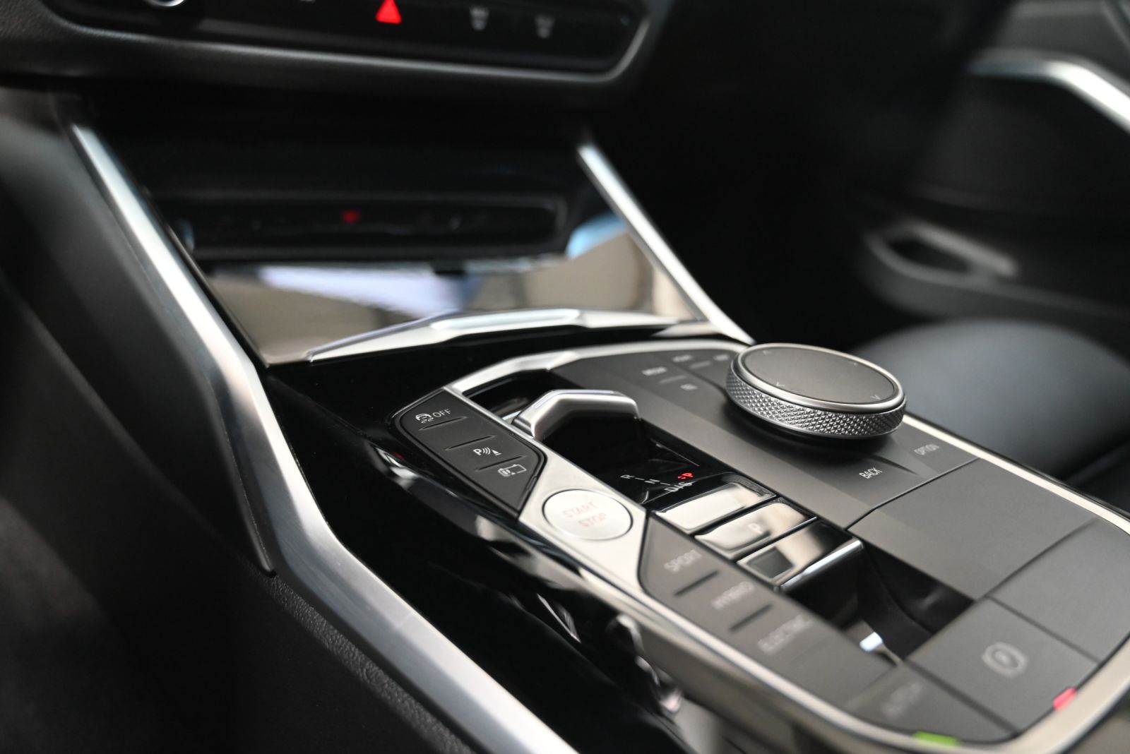 JNS Motors | BMW 3 Reeks Touring Facelift 2022 — Skyscraper Grau — BTW aftrekbaar