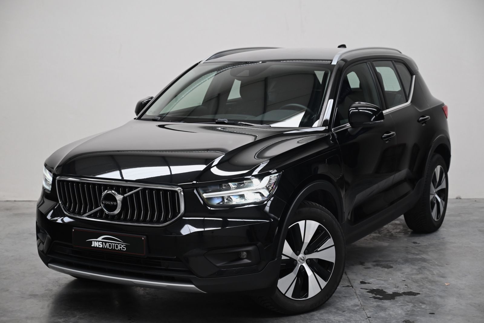 JNS Motors | Volvo XC40 T4 Recharge Plug-in Hybrid Momentum+ | Automaat | Navi | Camera | Verwarmd stuur