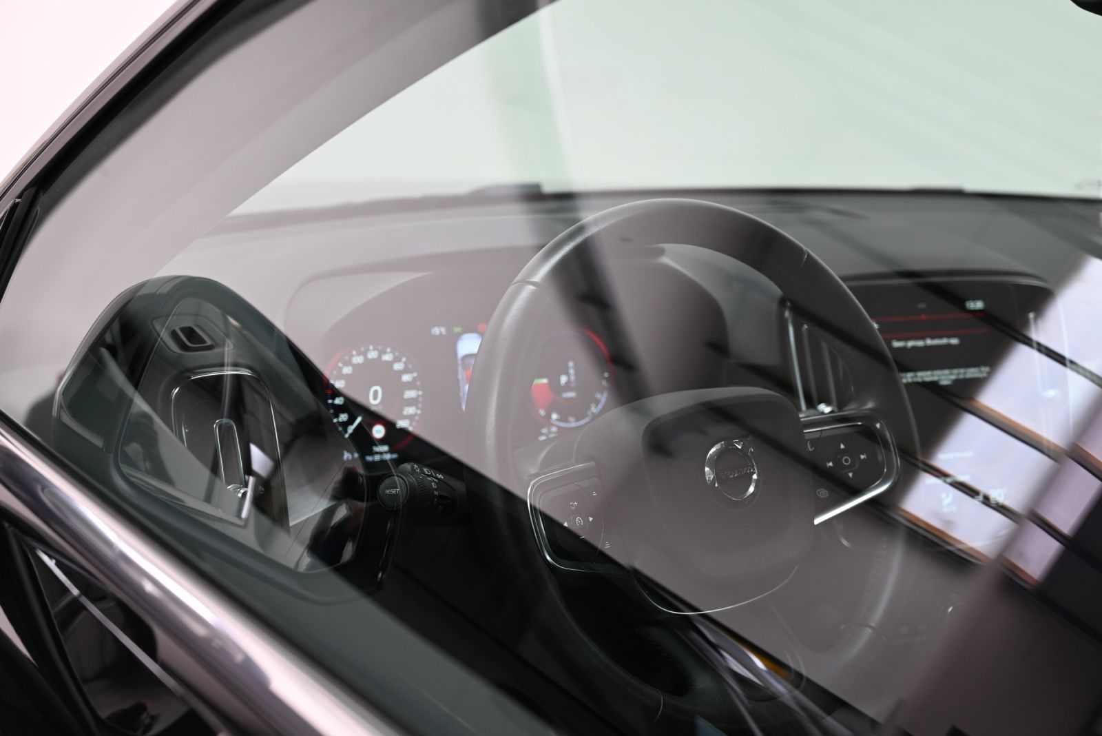 JNS Motors | Volvo XC40 T4 Recharge Plug-in Hybrid Momentum+ | Automaat | Navi | Camera | Verwarmd stuur