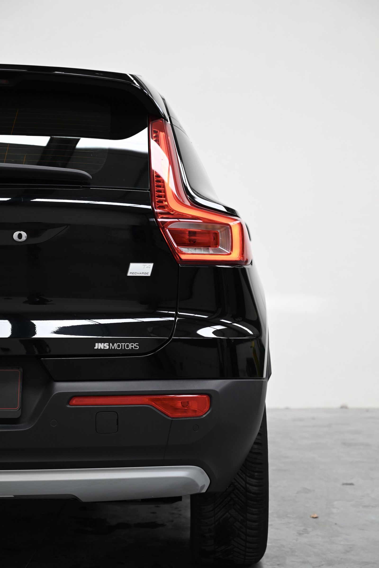 JNS Motors | Volvo XC40 T4 Recharge Plug-in Hybrid Momentum+ | Automaat | Navi | Camera | Verwarmd stuur