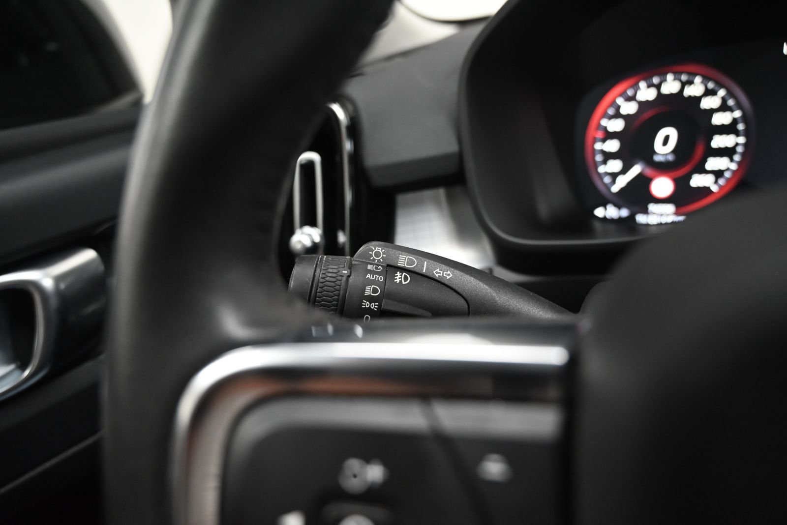 JNS Motors | Volvo XC40 T4 Recharge Plug-in Hybrid Momentum+ | Automaat | Navi | Camera | Verwarmd stuur
