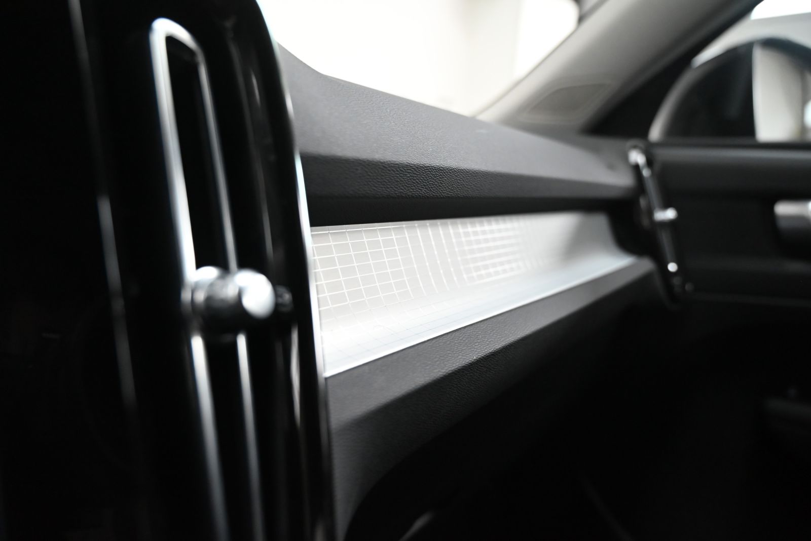 JNS Motors | Volvo XC40 T4 Recharge Plug-in Hybrid Momentum+ | Automaat | Navi | Camera | Verwarmd stuur