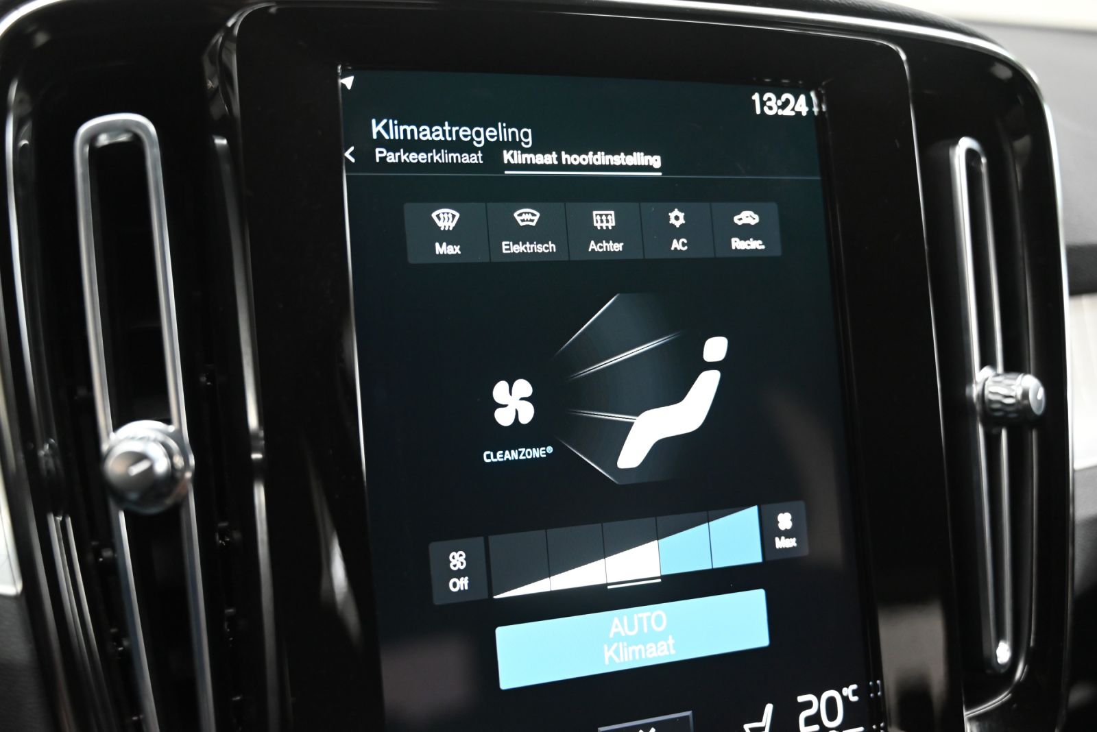JNS Motors | Volvo XC40 T4 Recharge Plug-in Hybrid Momentum+ | Automaat | Navi | Camera | Verwarmd stuur