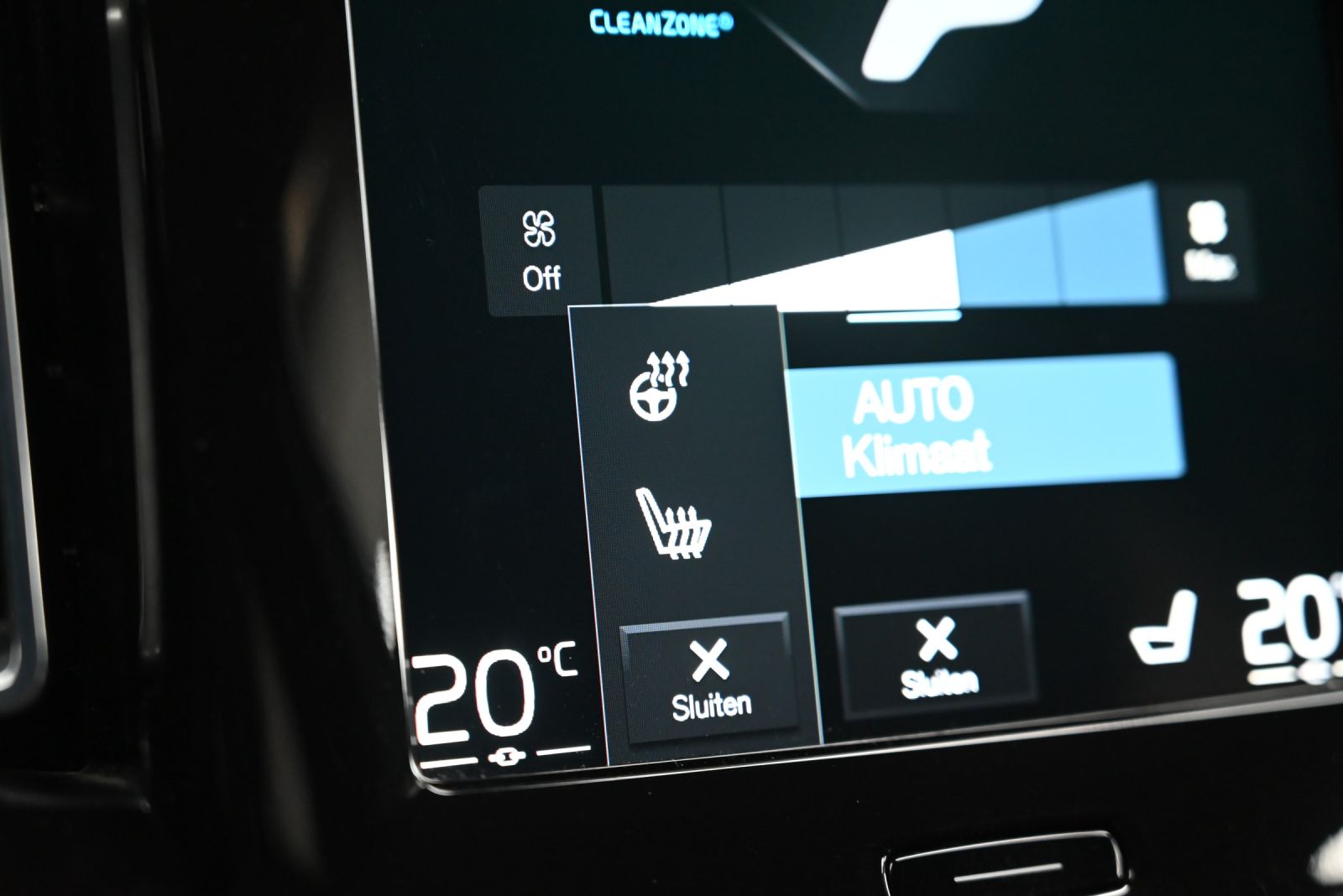JNS Motors | Volvo XC40 T4 Recharge Plug-in Hybrid Momentum+ | Automaat | Navi | Camera | Verwarmd stuur