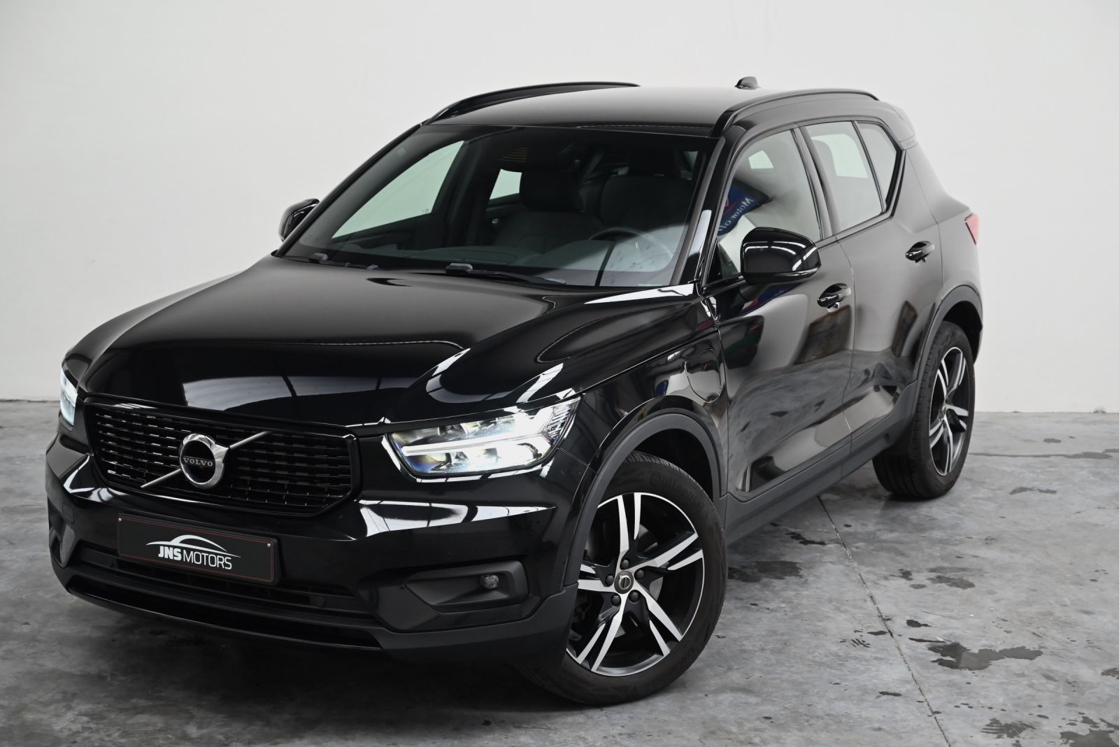 JNS Motors | Volvo XC40 T4 Recharge Plug-in Hybrid Momentum+ R | 1e eigenaar | 19” velgen | Automaat | Navi