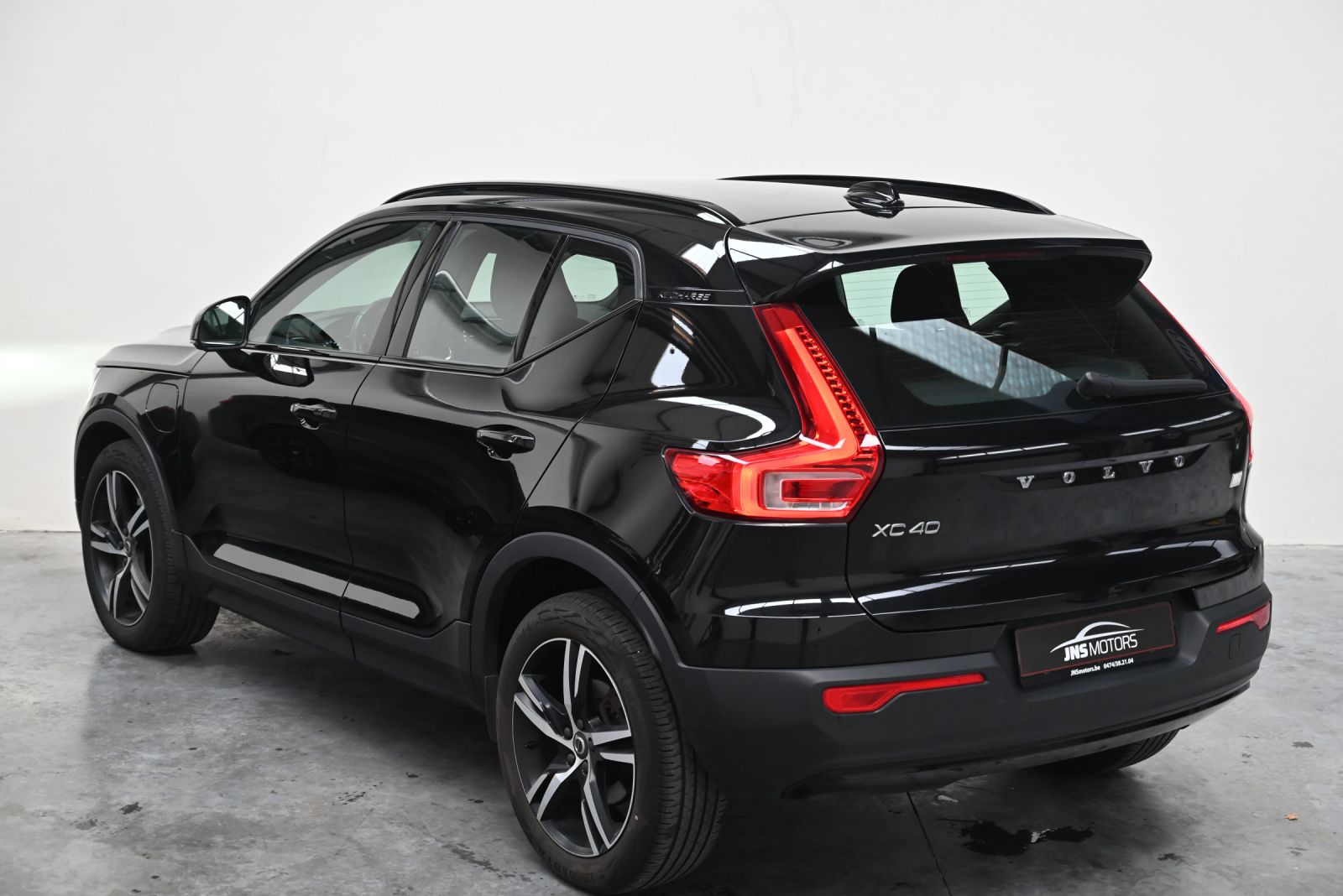 JNS Motors | Volvo XC40 T4 Recharge Plug-in Hybrid Momentum+ R | 1e eigenaar | 19” velgen | Automaat | Navi