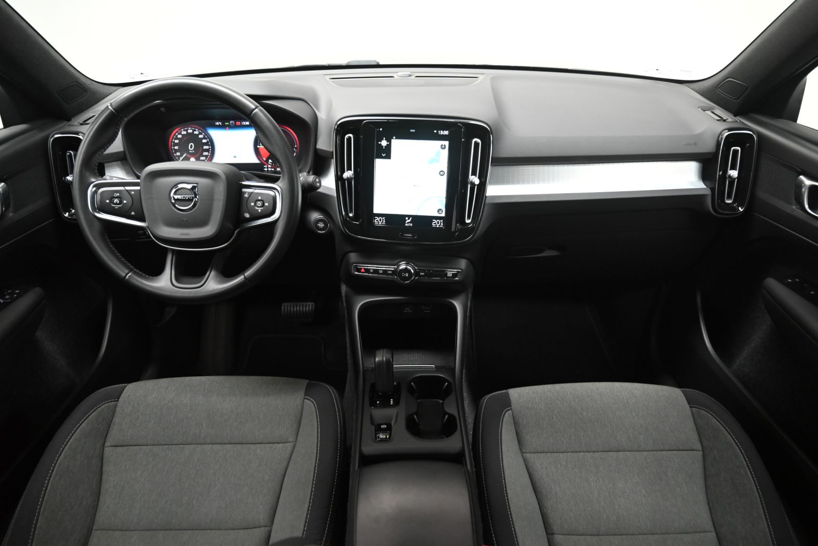 JNS Motors | Volvo XC40 T4 Recharge Plug-in Hybrid Momentum+ R | 1e eigenaar | 19” velgen | Automaat | Navi