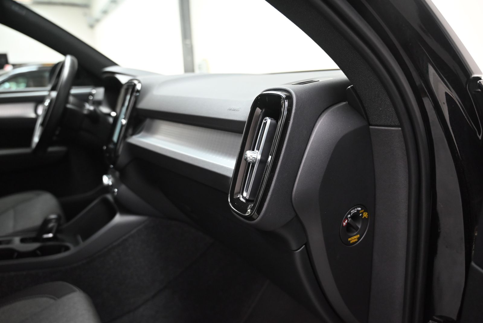JNS Motors | Volvo XC40 T4 Recharge Plug-in Hybrid Momentum+ R | 1e eigenaar | 19” velgen | Automaat | Navi