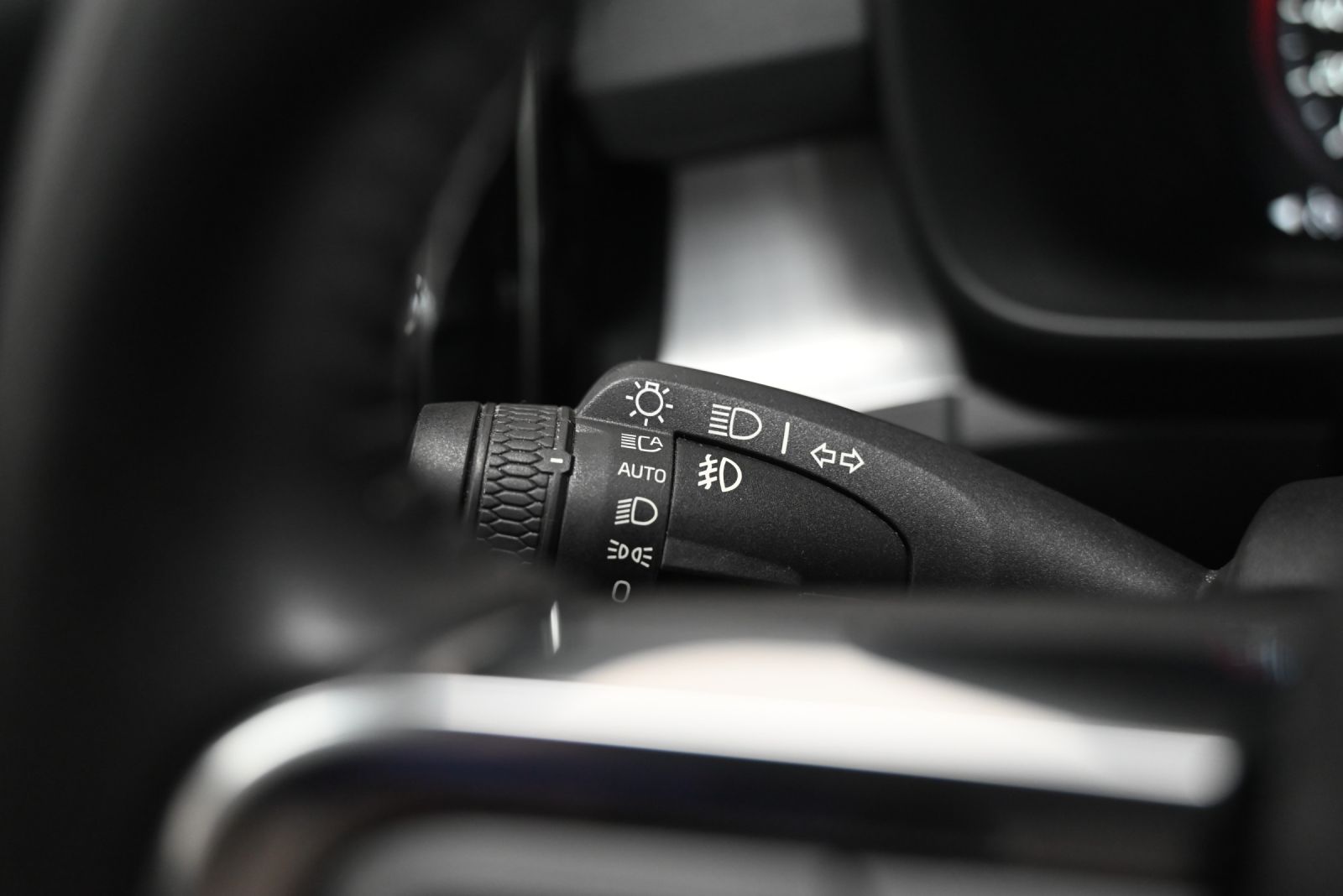 JNS Motors | Volvo XC40 T4 Recharge Plug-in Hybrid Momentum+ R | 1e eigenaar | 19” velgen | Automaat | Navi