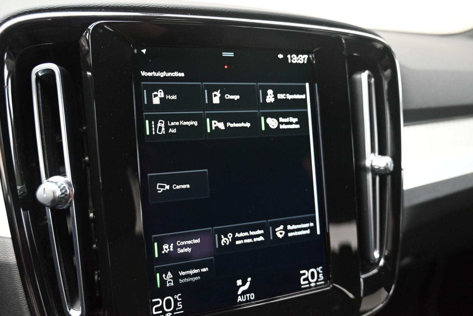 JNS Motors | Volvo XC40 T4 Recharge Plug-in Hybrid Momentum+ R | 1e eigenaar | 19” velgen | Automaat | Navi