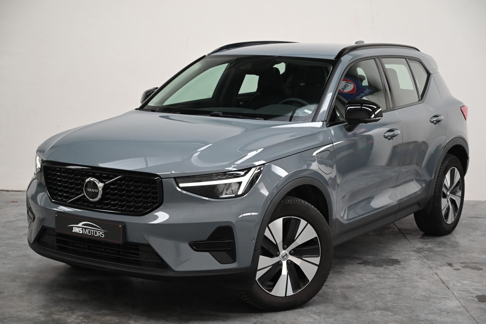 JNS Motors | Volvo XC40 Plug-in Hybrid | 50.000 km | 1e eigenaar | BTW aftrekbaar | 360° camera | Leder | Automaat
