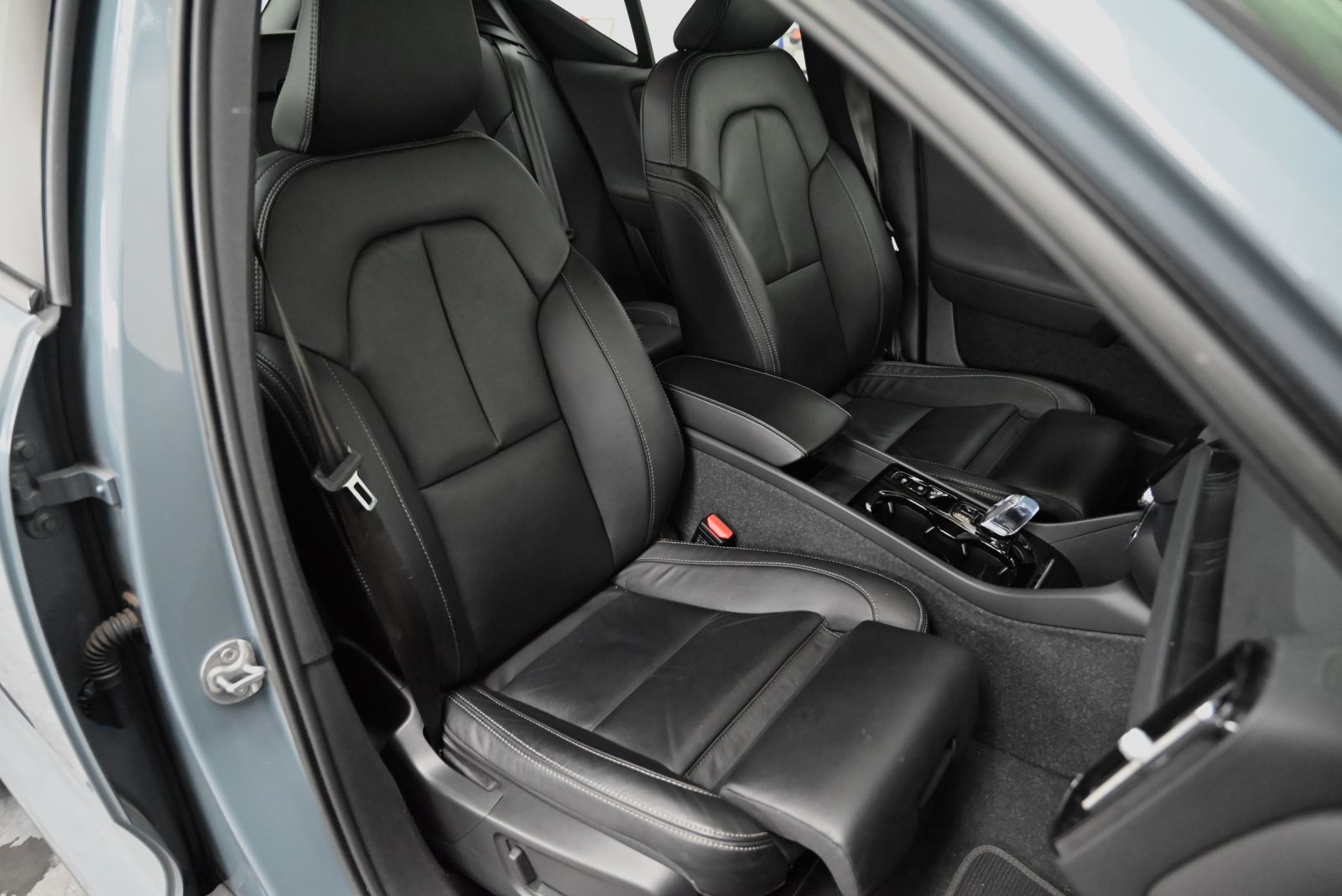 JNS Motors | Volvo XC40 Plug-in Hybrid | 50.000 km | 1e eigenaar | BTW aftrekbaar | 360° camera | Leder | Automaat