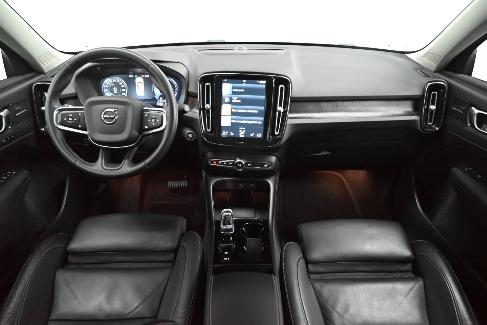 JNS Motors | Volvo XC40 Plug-in Hybrid | 50.000 km | 1e eigenaar | BTW aftrekbaar | 360° camera | Leder | Automaat