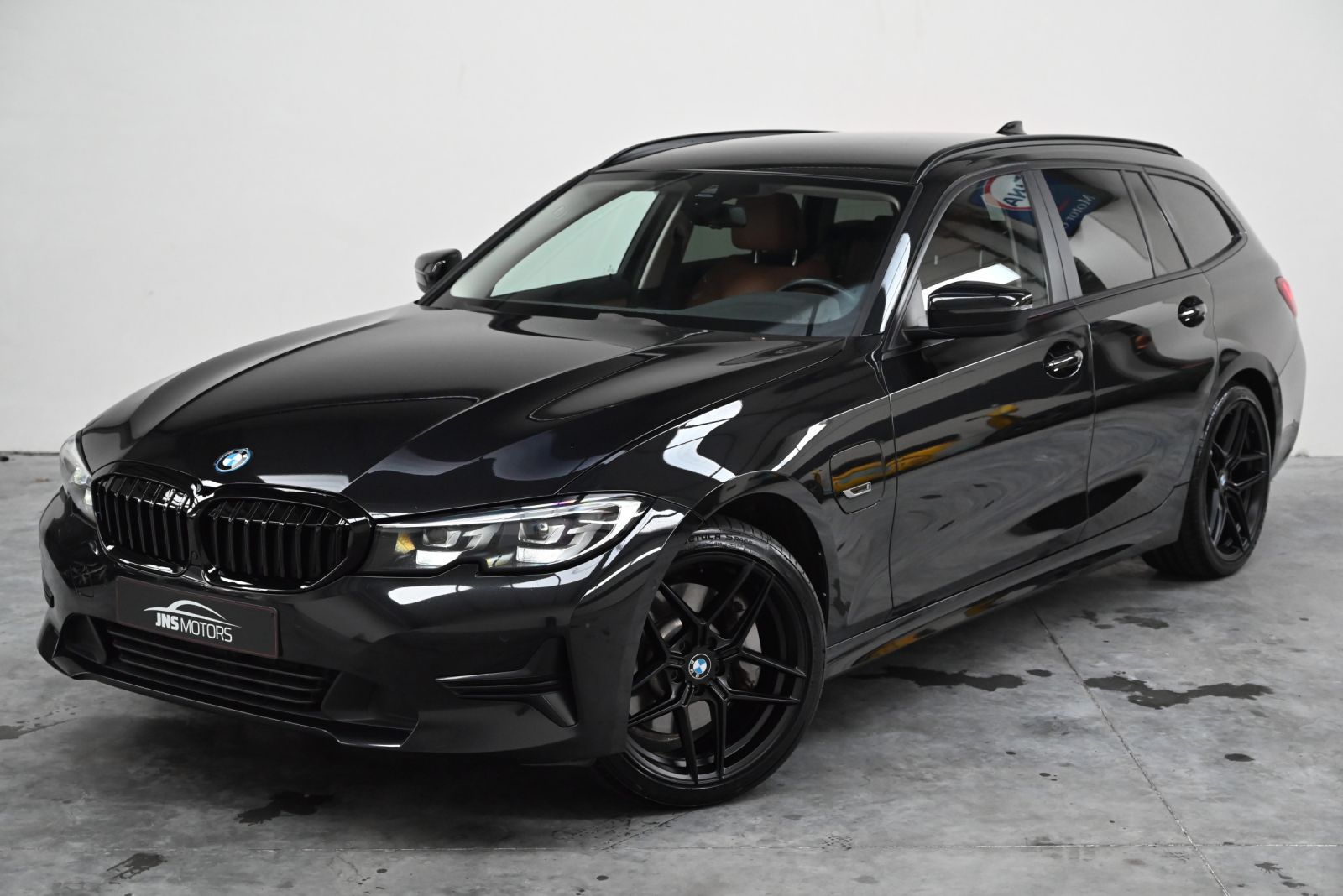 JNS Motors | BMW 330e Touring Plug-in Hybrid | 292 pk | 1e eigenaar | BTW aftrekbaar | Trekhaak | Live Cockpit Pro