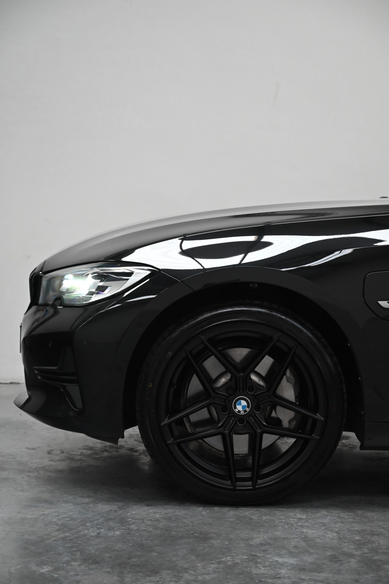 JNS Motors | BMW 330e Touring Plug-in Hybrid | 292 pk | 1e eigenaar | BTW aftrekbaar | Trekhaak | Live Cockpit Pro