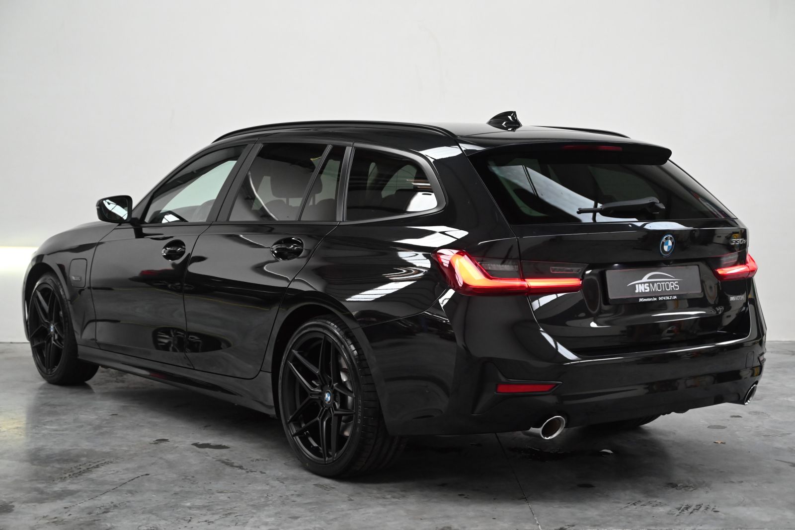 JNS Motors | BMW 330e Touring Plug-in Hybrid | 292 pk | 1e eigenaar | BTW aftrekbaar | Trekhaak | Live Cockpit Pro