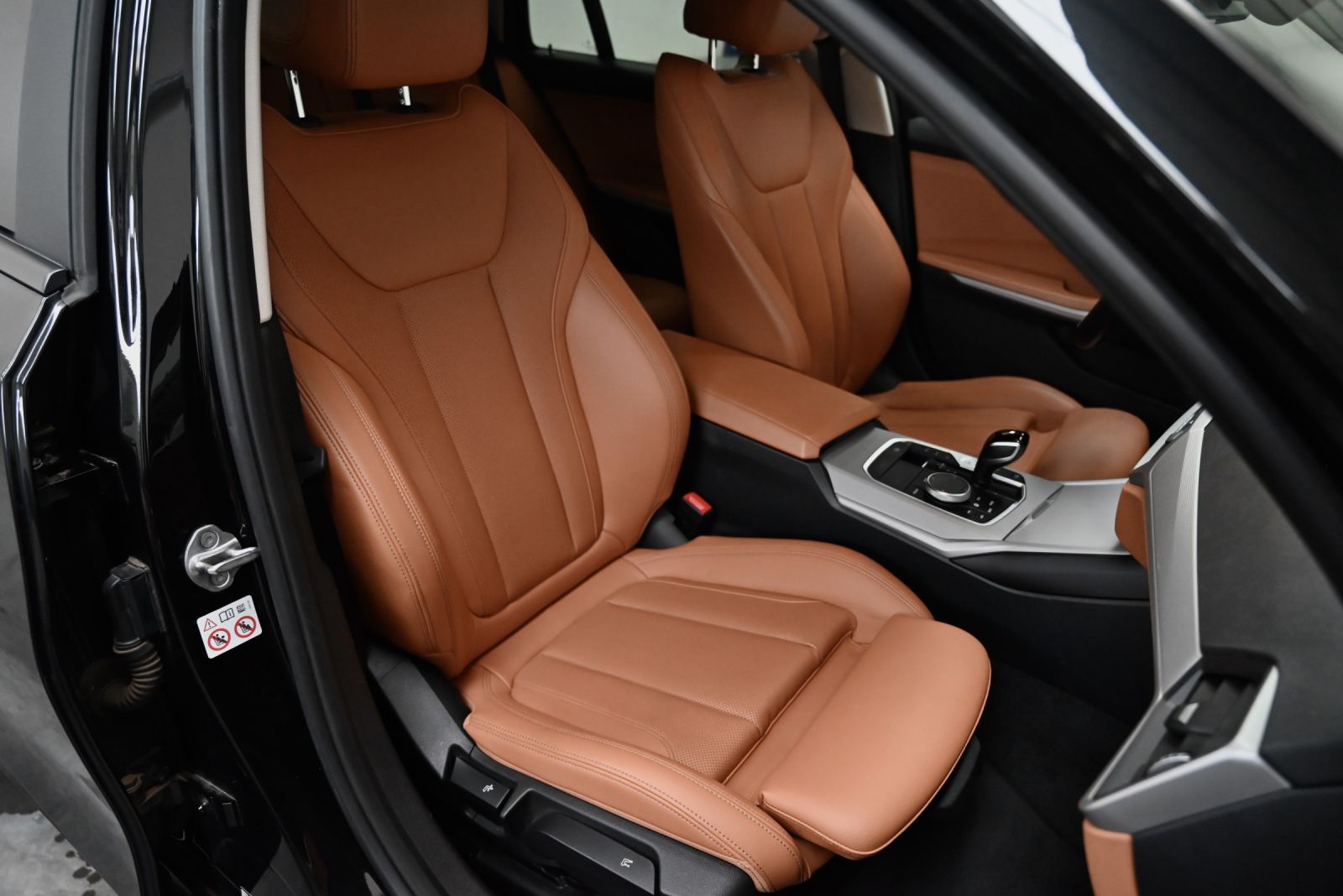JNS Motors | BMW 330e Touring Plug-in Hybrid | 292 pk | 1e eigenaar | BTW aftrekbaar | Trekhaak | Live Cockpit Pro