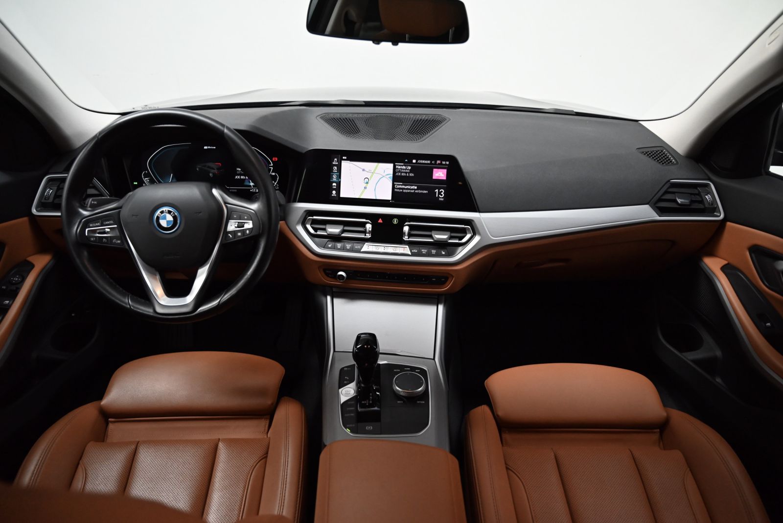 JNS Motors | BMW 330e Touring Plug-in Hybrid | 292 pk | 1e eigenaar | BTW aftrekbaar | Trekhaak | Live Cockpit Pro