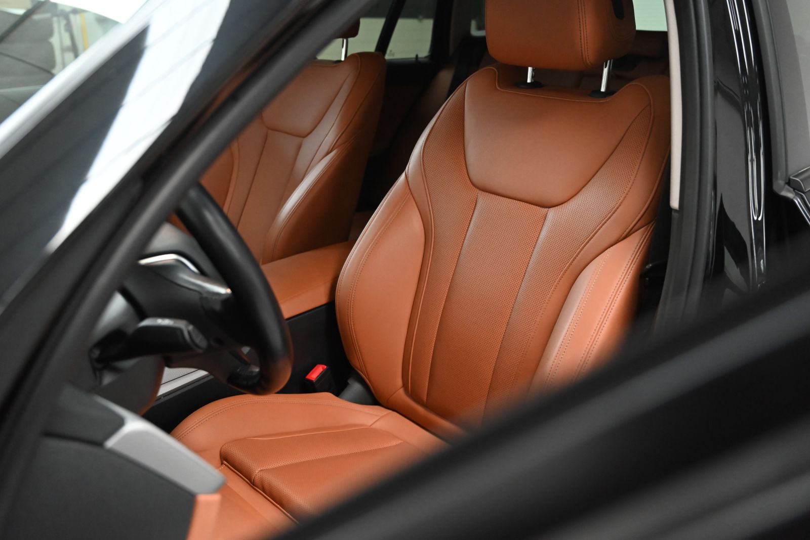 JNS Motors | BMW 330e Touring Plug-in Hybrid | 292 pk | 1e eigenaar | BTW aftrekbaar | Trekhaak | Live Cockpit Pro
