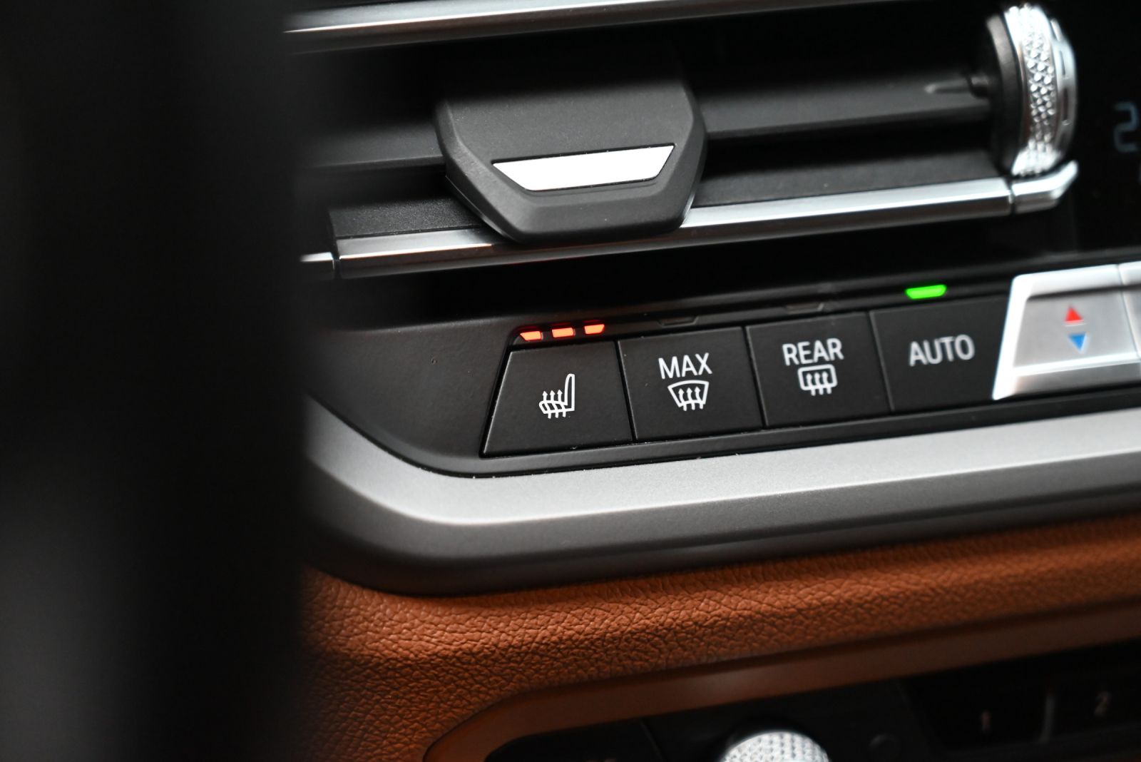 JNS Motors | BMW 330e Touring Plug-in Hybrid | 292 pk | 1e eigenaar | BTW aftrekbaar | Trekhaak | Live Cockpit Pro