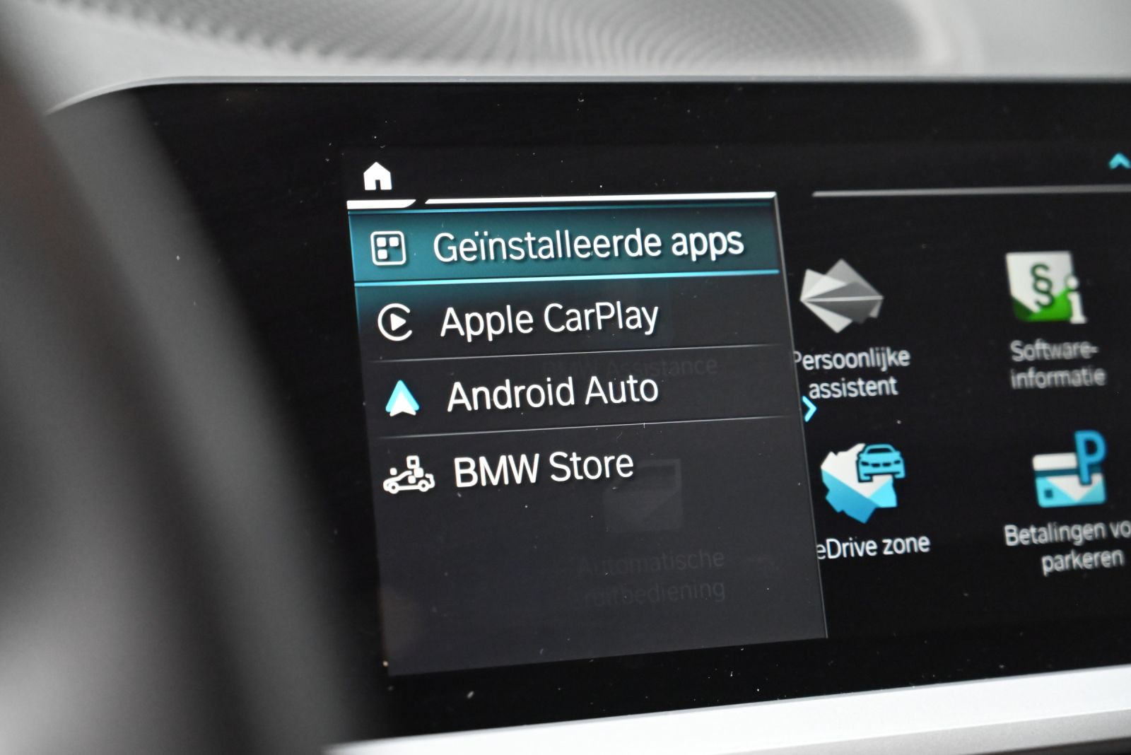 JNS Motors | BMW 330e Touring Plug-in Hybrid | 292 pk | 1e eigenaar | BTW aftrekbaar | Trekhaak | Live Cockpit Pro