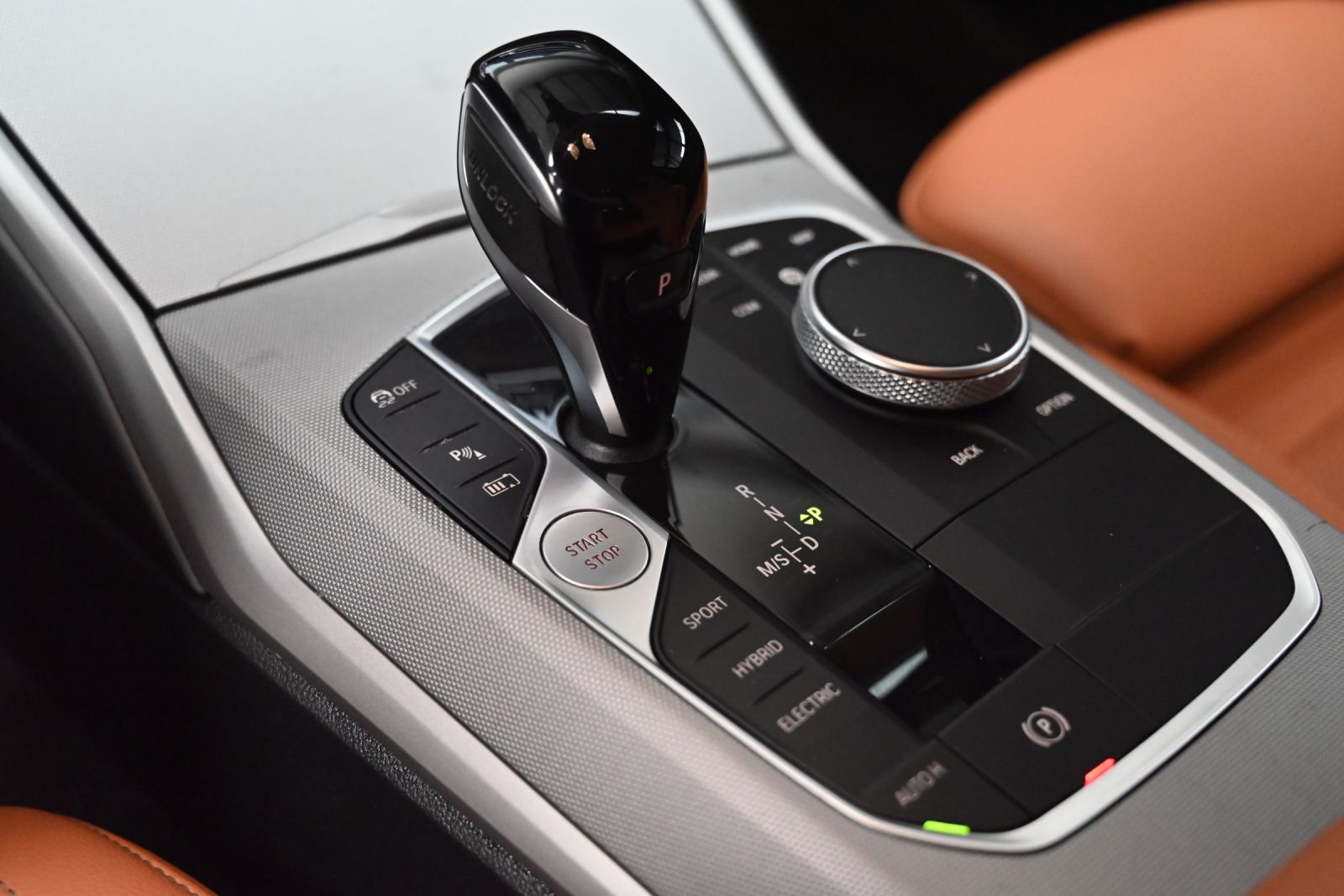 JNS Motors | BMW 330e Touring Plug-in Hybrid | 292 pk | 1e eigenaar | BTW aftrekbaar | Trekhaak | Live Cockpit Pro