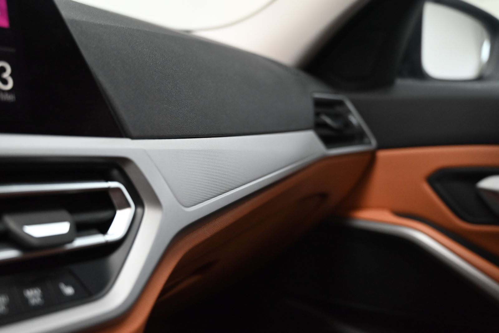 JNS Motors | BMW 330e Touring Plug-in Hybrid | 292 pk | 1e eigenaar | BTW aftrekbaar | Trekhaak | Live Cockpit Pro