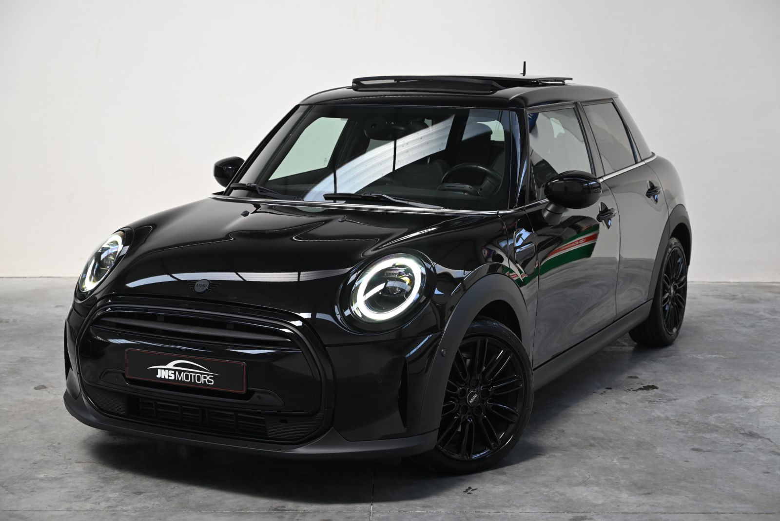 JNS Motors | MINI Cooper 5-Deurs Automaat | Pano | Sportzetels | Black Pack | Navi | LED